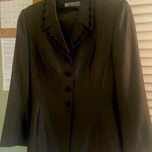 Le Suit Elegant olive two piece suit size 6.